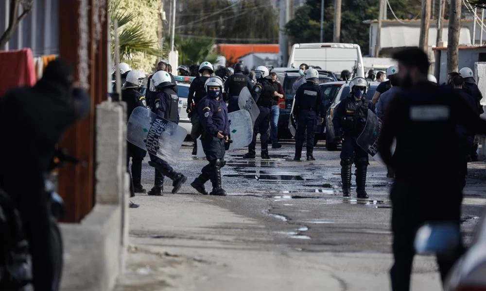 Επιχείρηση της ΕΛ.ΑΣ σε καταυλισμό Ρομά: Εκατό αστυνομικοί επί ποδός